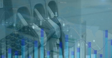 Benzin pompası üzerinden finansal verilerin görüntüsü. küresel iş, finans, dijital arayüz ve bağlantılar konsepti dijital olarak oluşturulmuş görüntü.