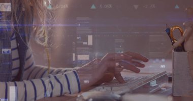 Saat, istatistik ve finans veri işleme görüntüsü kompüter kullanan iş kadını üzerinde.