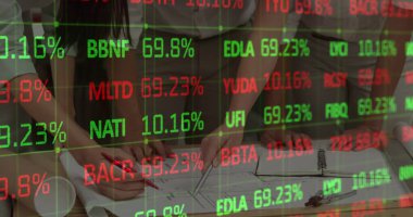 Toplantıda planları olan mimarların istatistik ve mali veri işleme görüntüleri. küresel mimari, iş, veri işleme ve dijital arayüz kavramı dijital olarak oluşturuldu.