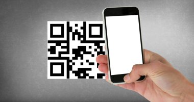 Gri arkaplanda akıllı telefonlu QR kodunu tarayan bir kadın resmi. küresel internet kimliği, güvenlik ve teknoloji konsepti dijital olarak oluşturulmuş görüntü.