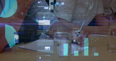 Toplantıdaki iş adamlarının finansal veri işleme görüntüsü. küresel iş, bağlantılar ve veri işleme kavramı dijital olarak oluşturulmuş görüntü.