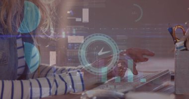 Saat, istatistik ve finans veri işleme görüntüsü kompüter kullanan iş kadını üzerinde. 