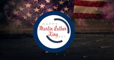 Amerikan bayrağı üzerinde mutlu Martin Luther King günü mesajı. Martin Luther King Günü ve dijital ortamda oluşturulan görüntü konsepti.