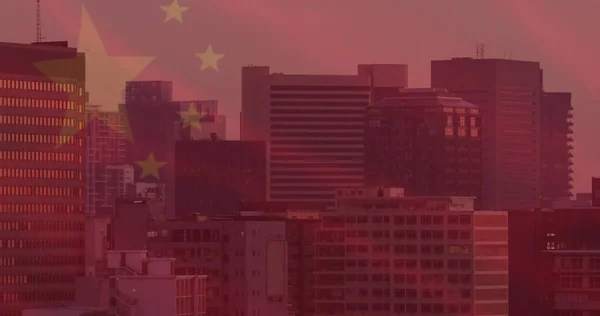 都市の上に中国の国旗のイメージ 中国経済とビジネスコンセプトはデジタルでイメージを生み出し — ストック写真