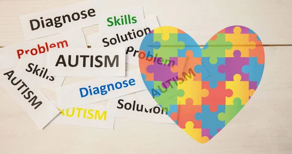 白の自閉症意識のパズルで形成された心の上の自閉症テキストの画像 自閉症や学習障害の支援や認知の概念をデジタルで生成した画像 — ストック写真