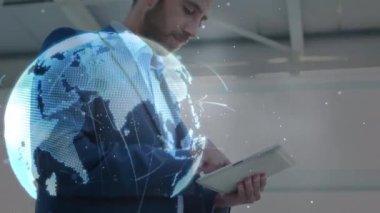 Tablet kullanan Kafkasyalı işadamı üzerinden bağlantı ağları olan dünyanın animasyonu. küresel bağlantılar, dijital arayüz ve teknoloji konsepti dijital olarak oluşturulmuş video.