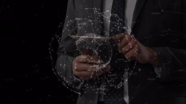 Tablet kullanan Kafkasyalı iş adamının üzerindeki dünya bağlantılarının animasyonu. küresel bağlantılar, dijital arayüz ve teknoloji konsepti dijital olarak oluşturulmuş video.