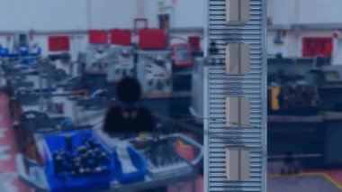 Depodaki taşıma bantlarındaki kutuların üzerindeki bağlantılar ve simgelerin animasyonları. küresel sevkiyat, dağıtım ve bağlantılar konsepti dijital olarak oluşturulmuş video.