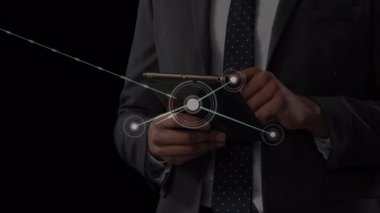 Tablet kullanan Kafkasyalı işadamı üzerinden bağlantı ağlarının animasyonu. küresel bağlantılar, dijital arayüz ve teknoloji konsepti dijital olarak oluşturulmuş video.