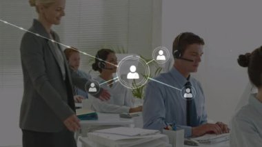 Çeşitli iş adamları ve kulaklıklar üzerindeki bağlantı ağlarının animasyonu. küresel bağlantılar, dijital arayüz ve teknoloji konsepti dijital olarak oluşturulmuş video.