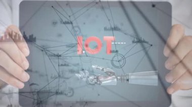 Robotik el ve simgelerle tableti tutan ellerin üzerindeki bağlantı ağlarının animasyonu. küresel bağlantılar, dijital arayüz ve teknoloji konsepti dijital olarak oluşturulmuş video.
