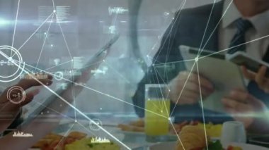Tablet kullanan çeşitli iş adamları üzerindeki bağlantı ağlarının animasyonu. küresel bağlantılar, dijital arayüz ve teknoloji konsepti dijital olarak oluşturulmuş video.