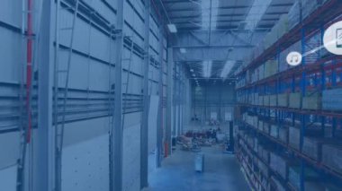 Boş deponun üzerindeki simgelerle bağlantı ağlarının animasyonu. küresel sevkiyat, dağıtım ve bağlantılar konsepti dijital olarak oluşturulmuş video.