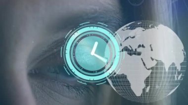 Kafkasyalı bir kadının gözü üzerinde hareket eden saatin ve kürenin animasyonu. küresel bağlantılar, dijital arayüz ve teknoloji konsepti dijital olarak oluşturulmuş video.