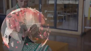 Tablet kullanan Kafkas iş kadını üzerindeki dünya ve ağ bağlantılarının animasyonu. küresel bağlantılar, dijital arayüz ve teknoloji konsepti dijital olarak oluşturulmuş video.