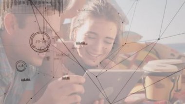 Tablet kullanan beyaz bir çift üzerindeki bağlantı ağlarının animasyonu. küresel bağlantılar, dijital arayüz ve teknoloji konsepti dijital olarak oluşturulmuş video.