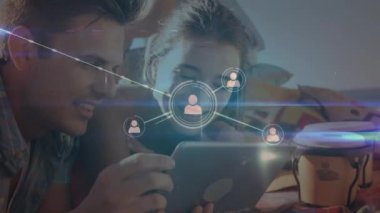 Tablet kullanan beyaz bir çift üzerindeki bağlantı ağlarının animasyonu. küresel bağlantılar, dijital arayüz ve teknoloji konsepti dijital olarak oluşturulmuş video.