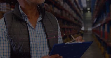 Depodaki adam üzerinde veri işleme ve dünya haritası animasyonu. küresel taşımacılık, iş ve finans kavramı dijital olarak oluşturulmuş video.