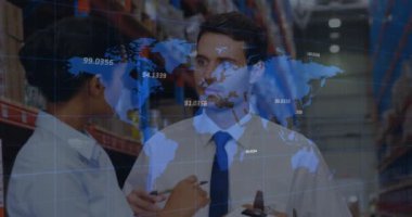 Depodaki insanlar üzerinde veri işleme ve dünya haritası animasyonu. küresel taşımacılık, iş ve finans kavramı dijital olarak oluşturulmuş video.