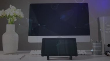 Tablet ve televizyon üzerinden bağlantı ağlarının animasyonu. küresel bağlantılar, dijital arayüz ve teknoloji konsepti dijital olarak oluşturulmuş video.