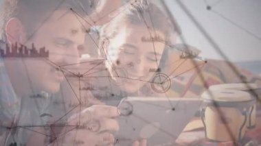 Tablet kullanan beyaz bir çift üzerindeki bağlantı ağlarının animasyonu. küresel bağlantılar, dijital arayüz ve teknoloji konsepti dijital olarak oluşturulmuş video.