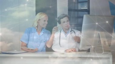 Bilgisayar kullanan beyaz kadın doktorların ağ bağlantılarının ve gökyüzünün animasyonu. küresel bağlantılar, dijital arayüz ve teknoloji konsepti dijital olarak oluşturulmuş video.