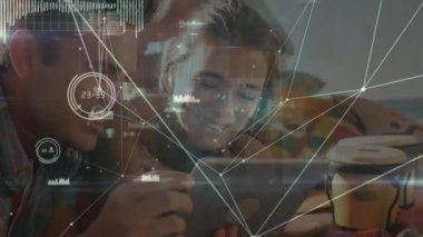 Tablet kullanan beyaz bir çift üzerindeki bağlantı ağlarının animasyonu. küresel bağlantılar, dijital arayüz ve teknoloji konsepti dijital olarak oluşturulmuş video.