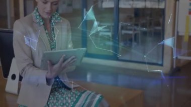 Tablet kullanan Kafkas iş kadını üzerindeki dünya ve ağ bağlantılarının animasyonu. küresel bağlantılar, dijital arayüz ve teknoloji konsepti dijital olarak oluşturulmuş video.