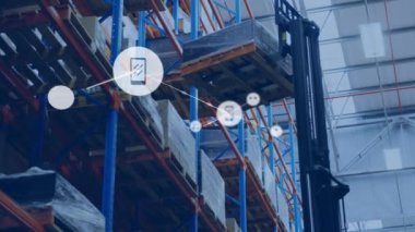 Boş deponun üzerindeki simgelerle bağlantı ağlarının animasyonu. küresel sevkiyat, dağıtım ve bağlantılar konsepti dijital olarak oluşturulmuş video.