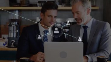 Laptop kullanan iki Kafkasyalı iş adamının bağlantılarının animasyonu. küresel bağlantılar, dijital arayüz ve teknoloji konsepti dijital olarak oluşturulmuş video.