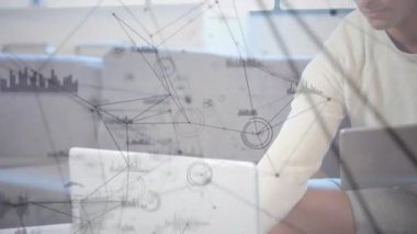 Laptop ve tablet kullanan Kafkasyalı iş adamlarıyla bağlantılı ağların animasyonu. küresel bağlantılar, dijital arayüz ve teknoloji konsepti dijital olarak oluşturulmuş video.