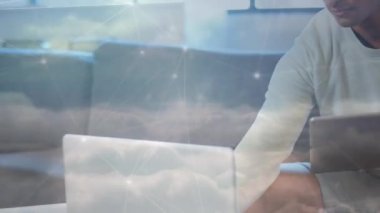 Laptop ve tablet kullanan Kafkasyalı iş adamlarıyla bağlantılı ağların animasyonu. küresel bağlantılar, dijital arayüz ve teknoloji konsepti dijital olarak oluşturulmuş video.