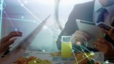 Tablet kullanan çeşitli iş adamları üzerindeki bağlantı ağlarının animasyonu. küresel bağlantılar, dijital arayüz ve teknoloji konsepti dijital olarak oluşturulmuş video.