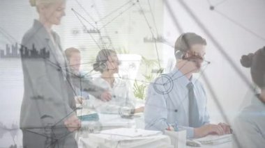 Çeşitli iş adamları ve kulaklıklar üzerindeki bağlantı ağlarının animasyonu. küresel bağlantılar, dijital arayüz ve teknoloji konsepti dijital olarak oluşturulmuş video.