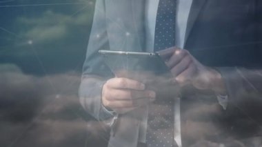 Tablet kullanan Kafkas işadamlarının ağ bağlantılarının ve gökyüzünün animasyonu. küresel bağlantılar, dijital arayüz ve teknoloji konsepti dijital olarak oluşturulmuş video.