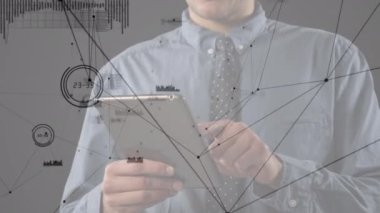 Tablet kullanan Kafkasyalı işadamı üzerinden bağlantı ağlarının animasyonu. küresel bağlantılar, dijital arayüz ve teknoloji konsepti dijital olarak oluşturulmuş video.