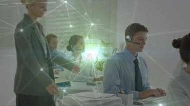Çeşitli iş adamları ve kulaklıklar üzerindeki bağlantı ağlarının animasyonu. küresel bağlantılar, dijital arayüz ve teknoloji konsepti dijital olarak oluşturulmuş video.