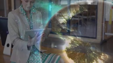 Tablet kullanan beyaz iş kadınının üzerindeki dünyanın animasyonu. küresel bağlantılar, dijital arayüz ve teknoloji konsepti dijital olarak oluşturulmuş video.