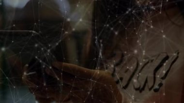 Akıllı telefon kullanan iki ırklı kadın üzerindeki bağlantı ağlarının animasyonu. küresel bağlantılar, dijital arayüz ve teknoloji konsepti dijital olarak oluşturulmuş video.