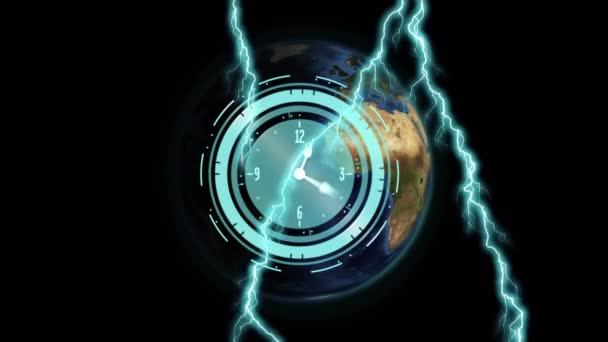 黒い背景に地球上で時計と雷を移動するアニメーション 世界規模の接続 デジタルインターフェース テクノロジーの概念デジタルで生成されたビデオ — ストック動画