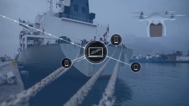 海の船に対して配達箱を運ぶデジタルアイコンとドローンのネットワーク 世界的なネットワーキングと物流ビジネスの概念 — ストック動画