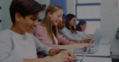 Sınıfta dizüstü bilgisayar kullanarak matematik denklemlerinin okul çocukları üzerindeki animasyonu. eğitim, öğrenme ve teknoloji konsepti dijital olarak oluşturulmuş video.