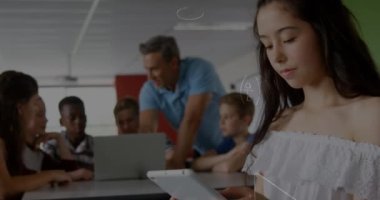 Sınıfta dizüstü bilgisayar ve akıllı telefon kullanarak matematik denklemlerinin okul çocukları üzerindeki animasyonu. eğitim, öğrenme ve teknoloji konsepti dijital olarak oluşturulmuş video.