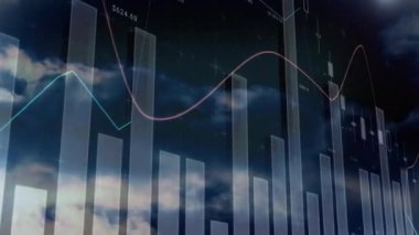 Mavi gökyüzündeki bulutlara karşı istatistiksel veri işlemenin birleşik videosu. iş istatistikleri ve veri kavramı