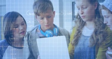 Sınıfta dizüstü bilgisayarla matematik denklemlerinin okul çocukları üzerindeki animasyonu. eğitim, öğrenme ve teknoloji konsepti dijital olarak oluşturulmuş video.