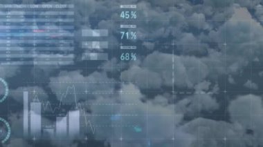 Mavi gökyüzündeki bulutlara karşı istatistiksel veri işlemenin birleşik videosu. iş istatistikleri ve veri kavramı