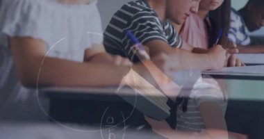 Matematiksel denklemlerin sınıfta yazan çocuklar üzerindeki animasyonu. eğitim, öğrenme ve bilgi konsepti dijital olarak oluşturulmuş video.