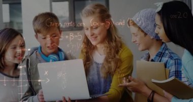 Sınıfta dizüstü bilgisayarla matematik denklemlerinin okul çocukları üzerindeki animasyonu. eğitim, öğrenme ve teknoloji konsepti dijital olarak oluşturulmuş video.
