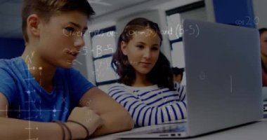 Sınıfta dizüstü bilgisayar kullanan öğrencilerin matematik denklemlerinin animasyonu. eğitim, öğrenme ve teknoloji konsepti dijital olarak oluşturulmuş video.