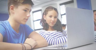 Sınıfta dizüstü bilgisayarla matematik denklemlerinin okul çocukları üzerindeki animasyonu. eğitim, öğrenme ve teknoloji konsepti dijital olarak oluşturulmuş video.